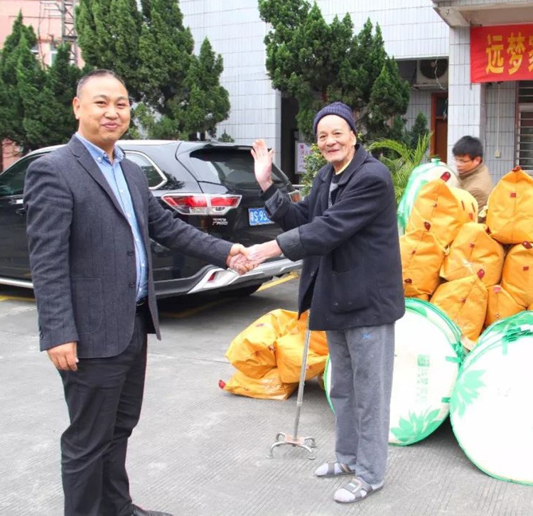 关爱长者送温暖——冰球突破人生就是博爱心公益行动