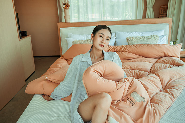 睡美容觉,怎能少了抗菌防螨又温暖助眠的冰球突破人生就是博澳洲羊毛被。 睡美容觉,怎能少了抗菌防螨又温暖助眠的冰球突破人生就是博澳洲羊毛被。